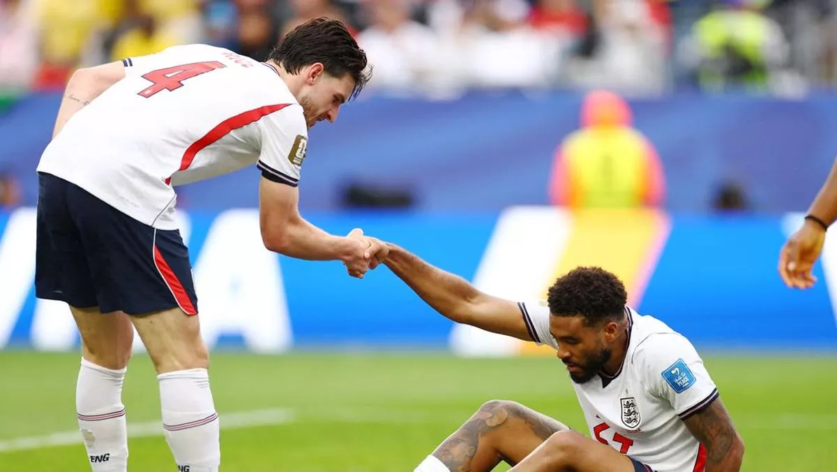 Momen solidaritas duo bintang Arsenal, Declan Rice dan Bukayo Saka, saat berjuang bersama tim nasional. Arsenal sukses mengirimkan 8 pemainnya ke babak semifinal Piala Dunia.