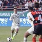 aksi-kyohei-yoshino-pemain-baru-persija.webp Kyohei Yoshino saat sedang menggiring dan mengontrol bola dengan lincah di lapangan dalam sebuah pertandingan resmi.