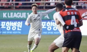 Kyohei Yoshino saat sedang menggiring dan mengontrol bola dengan lincah di lapangan dalam sebuah pertandingan resmi.