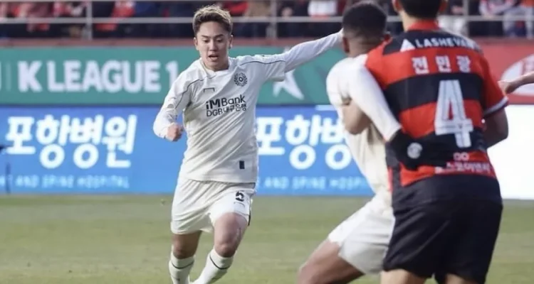 aksi-kyohei-yoshino-pemain-baru-persija.webp Kyohei Yoshino saat sedang menggiring dan mengontrol bola dengan lincah di lapangan dalam sebuah pertandingan resmi.