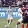 Kyohei Yoshino saat sedang menggiring dan mengontrol bola dengan lincah di lapangan dalam sebuah pertandingan resmi.