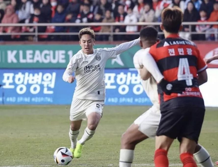 Kyohei Yoshino saat sedang menggiring dan mengontrol bola dengan lincah di lapangan dalam sebuah pertandingan resmi.