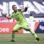 Kiper Persija Jakarta Andritany Ardhiyasa bersiap melempar bola saat bertanding di lapangan.
