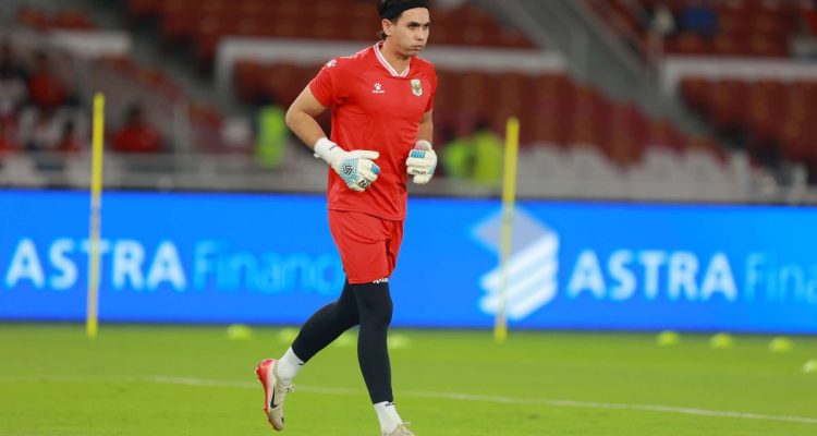 Nadeo Argawinata, penjaga gawang baru Persija Jakarta, terlihat sedang berlari kecil saat sesi latihan di Stadion Utama Gelora Bung Karno dengan jersey latihan berwarna merah.