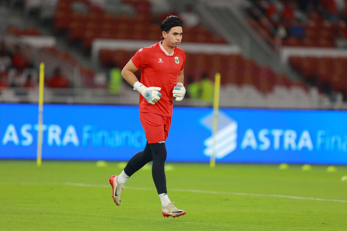 Nadeo Argawinata, penjaga gawang baru Persija Jakarta, terlihat sedang berlari kecil saat sesi latihan di Stadion Utama Gelora Bung Karno dengan jersey latihan berwarna merah.
