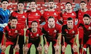 Foto bersama 11 pemain utama Timnas Indonesia berjersey merah sebelum kick-off pertandingan.