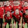 Foto bersama 11 pemain utama Timnas Indonesia berjersey merah sebelum kick-off pertandingan.