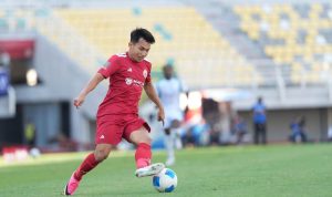 Pemain Persija Jakarta sedang menguasai bola dalam pertandingan melawan Arema FC.