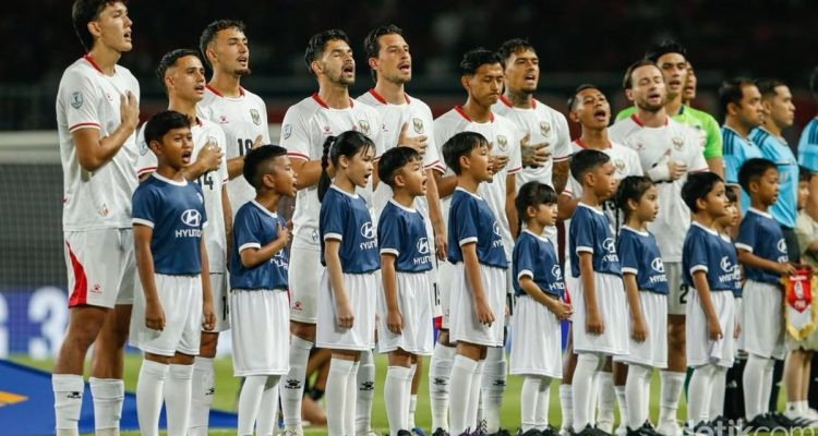 Para pemain Timnas Indonesia menyanyikan lagu kebangsaan sebelum laga piala AFF 2026.