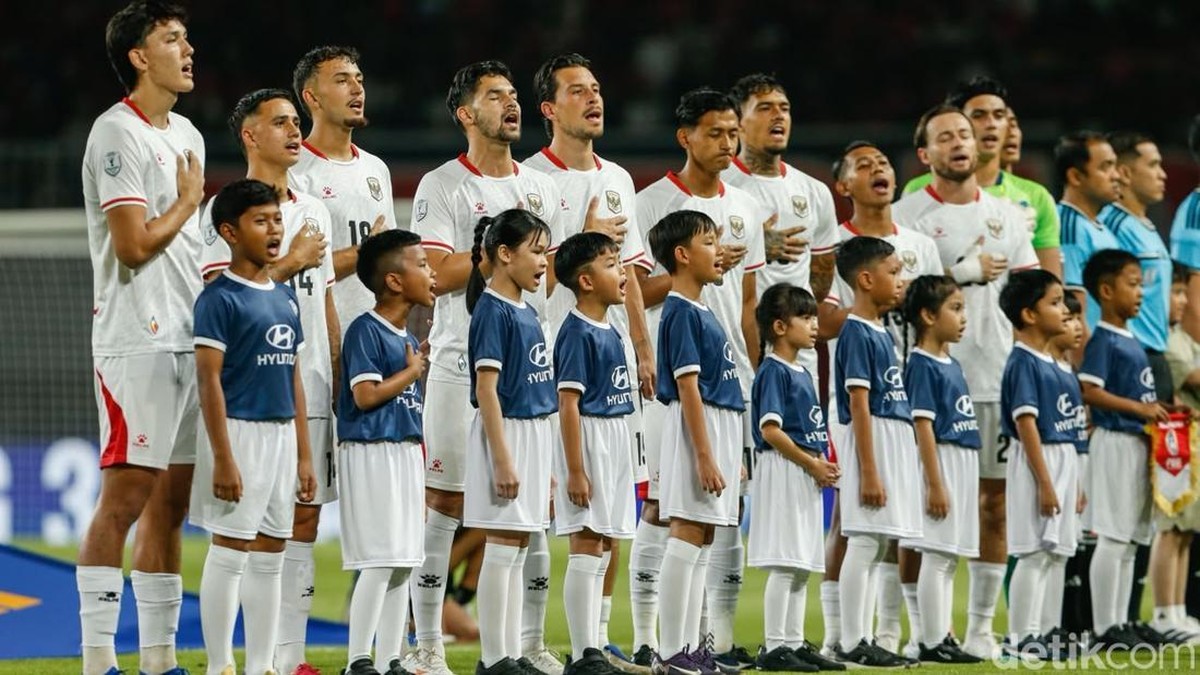 Para pemain Timnas Indonesia menyanyikan lagu kebangsaan sebelum laga piala AFF 2026.
