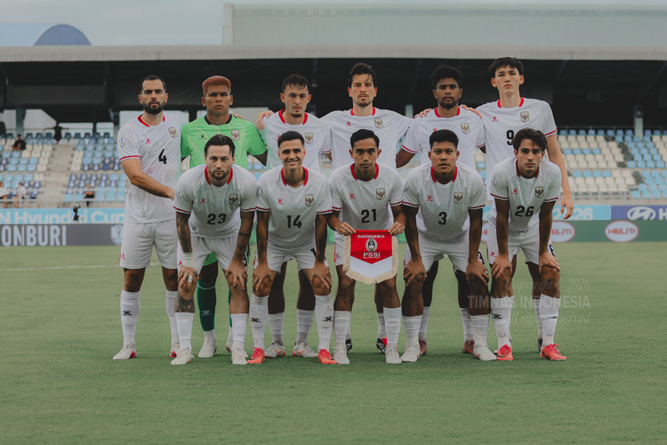 Para pemain Timnas Indonesia berfoto bersama sebelum bertanding dalam laga penentu Klasemen Piala AFF.