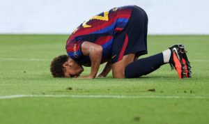 Pemain Barcelona melakukan selebrasi sujud di lapangan saat pertandingan Trofi Gamper 2026 melawan Al Ahly.