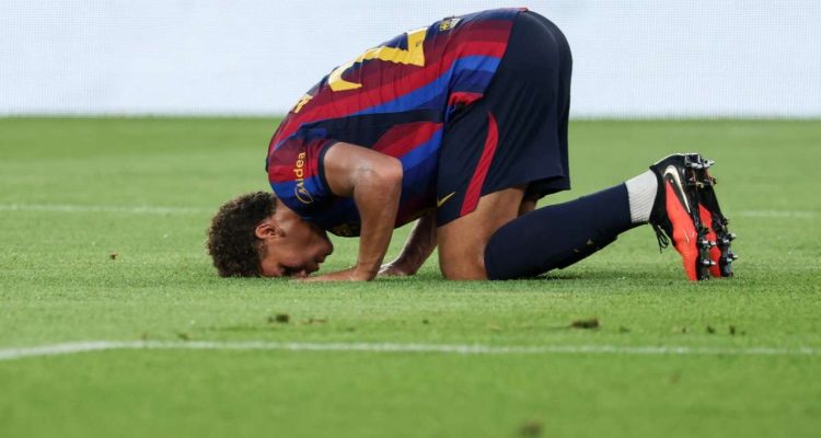 Pemain Barcelona melakukan selebrasi sujud di lapangan saat pertandingan Trofi Gamper 2026 melawan Al Ahly.