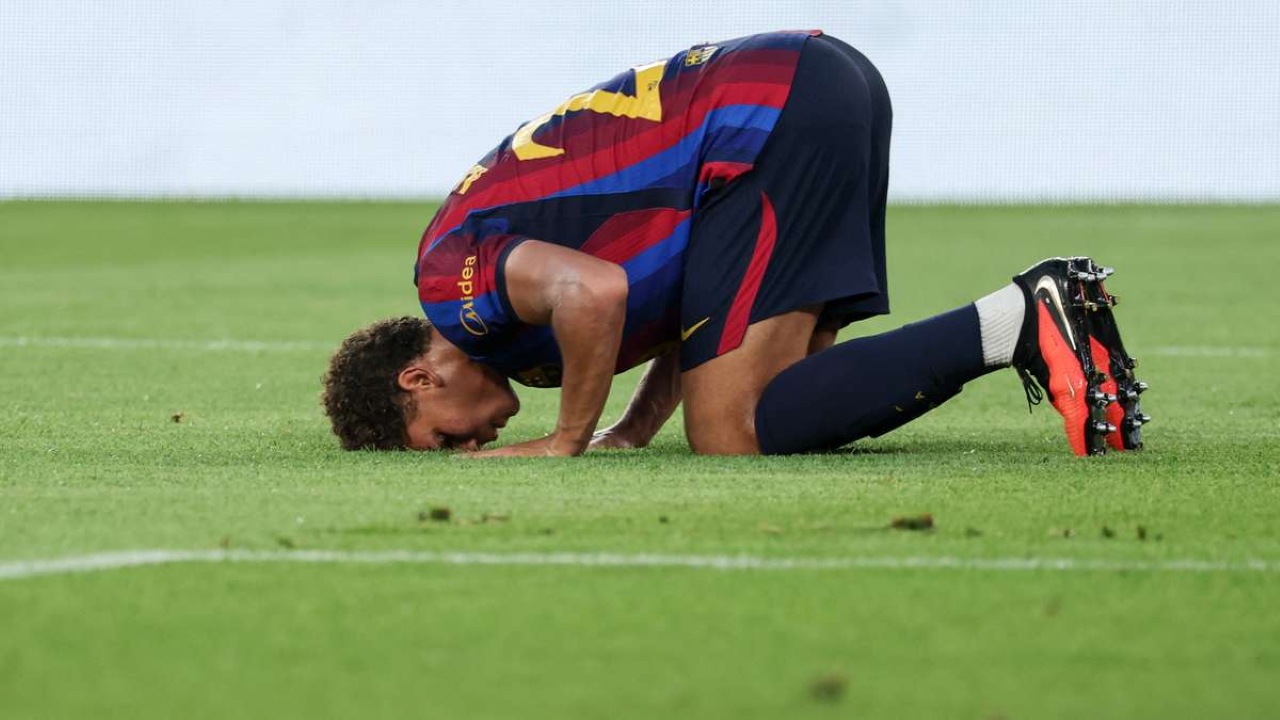Pemain Barcelona melakukan selebrasi sujud di lapangan saat pertandingan Trofi Gamper 2026 melawan Al Ahly.