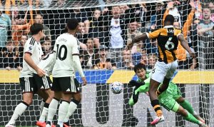 hull-city-vs-manchester-united-kekalahan-2-0.webp Suasana di depan gawang Manchester United saat Hull City berhasil mencetak gol dan mengamankan kemenangan 2-0.