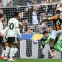 Suasana di depan gawang Manchester United saat Hull City berhasil mencetak gol dan mengamankan kemenangan 2-0.