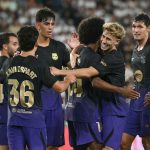Para pemain Barcelona merayakan selebrasi gol bersama saat membantai Elche 5-0.