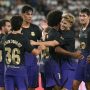 Para pemain Barcelona merayakan selebrasi gol bersama saat membantai Elche 5-0.