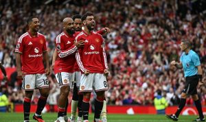 Selebrasi Bruno Fernandes bersama para pemain Manchester United usai mencetak gol ke gawang Ipswich Town.