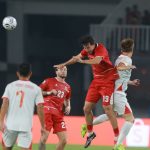 Pemain Timnas Indonesia berduel udara berebut bola dengan pemain Vietnam dalam pertandingan Piala AFF 2026.