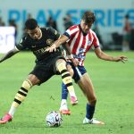 Pemain Manchester City berebut bola dengan pemain Atletico Madrid dalam pertandingan sengit.
