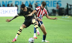 Pemain Manchester City berebut bola dengan pemain Atletico Madrid dalam pertandingan sengit.