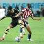 Pemain Manchester City berebut bola dengan pemain Atletico Madrid dalam pertandingan sengit.