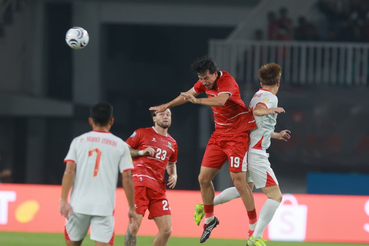 Pemain Timnas Indonesia berduel udara berebut bola dengan pemain Vietnam dalam pertandingan Piala AFF 2026.