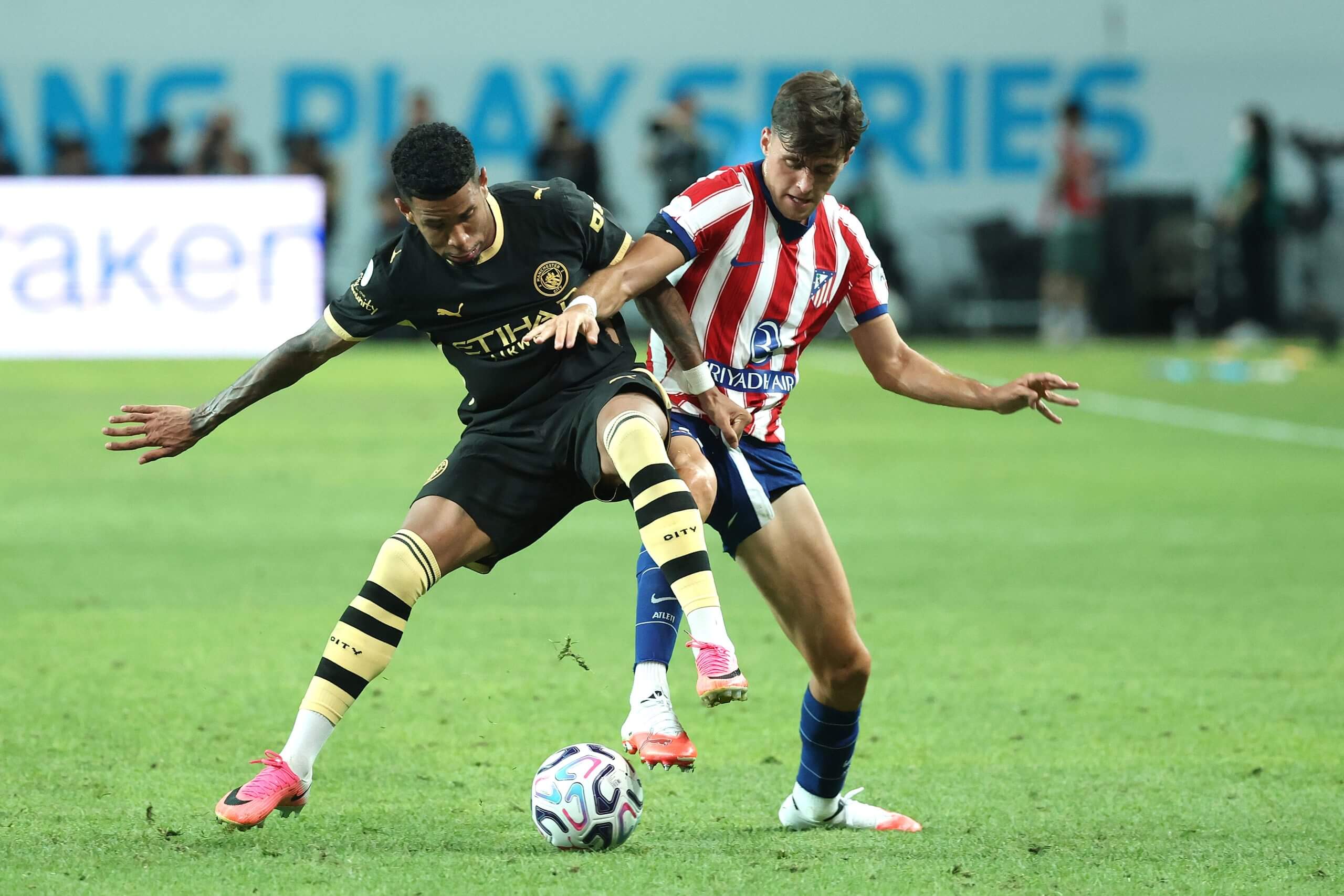 Pemain Manchester City berebut bola dengan pemain Atletico Madrid dalam pertandingan sengit.