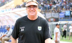Robert Rene Alberts, mantan pelatih Persib Bandung yang namanya terseret kasus ban FIFA