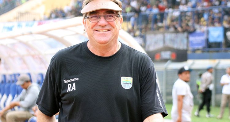 Robert Rene Alberts, mantan pelatih Persib Bandung yang namanya terseret kasus ban FIFA