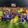 Para pemain dan staf pelatih Persib Bandung merayakan kemenangan bersama di lapangan setelah mengalahkan Persija 2-1 di Piala Presiden 2026.