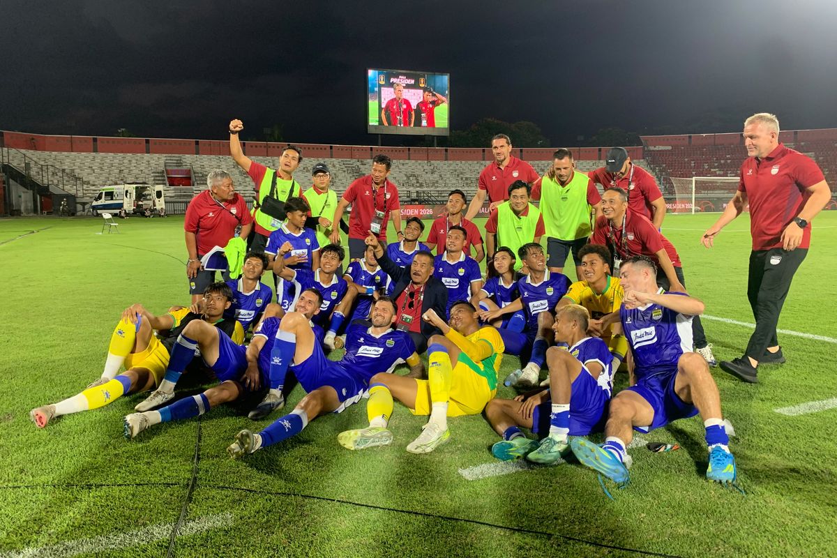 Para pemain dan staf pelatih Persib Bandung merayakan kemenangan bersama di lapangan setelah mengalahkan Persija 2-1 di Piala Presiden 2026.