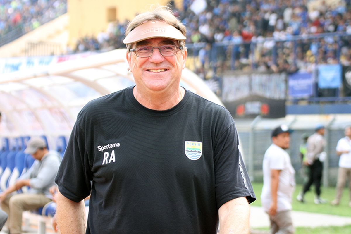 Robert Rene Alberts, mantan pelatih Persib Bandung yang namanya terseret kasus ban FIFA