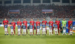 Para pemain Timnas Indonesia berdiri berjejer bersama player escort menjelang pertandingan Piala AFF 2026.