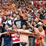 Suasana riuh suporter Persija Jakarta di tribun stadion. FIFA memberikan lampu hijau untuk awaydays di Super League dengan aturan khusus.