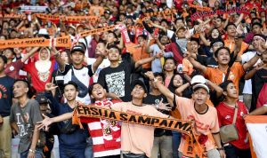 awaydays-di-super-league-suporter-persija.webp Suasana riuh suporter Persija Jakarta di tribun stadion. FIFA memberikan lampu hijau untuk awaydays di Super League dengan aturan khusus.
