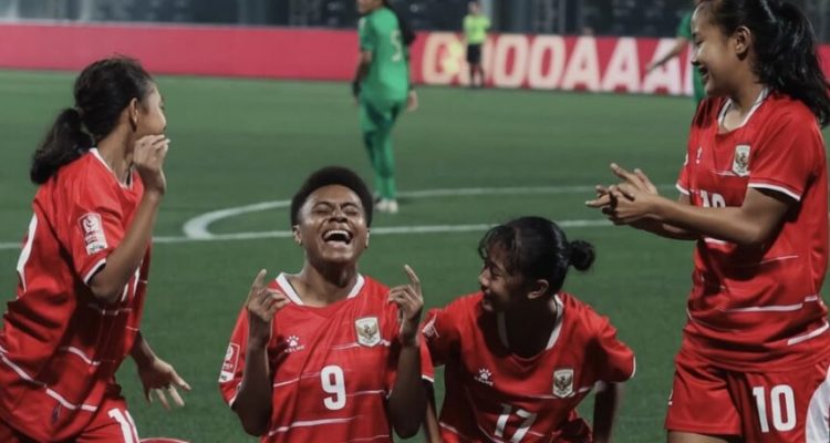 Para pemain Timnas Putri Indonesia bergembira dan merayakan gol saat bertanding melawan Arab Saudi di Merdeka Cup 2026