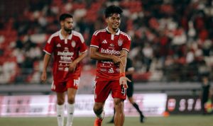 Pemain Bali United mengenakan jersey merah melakukan selebrasi di lapangan dalam pertandingan melawan Sabah FC