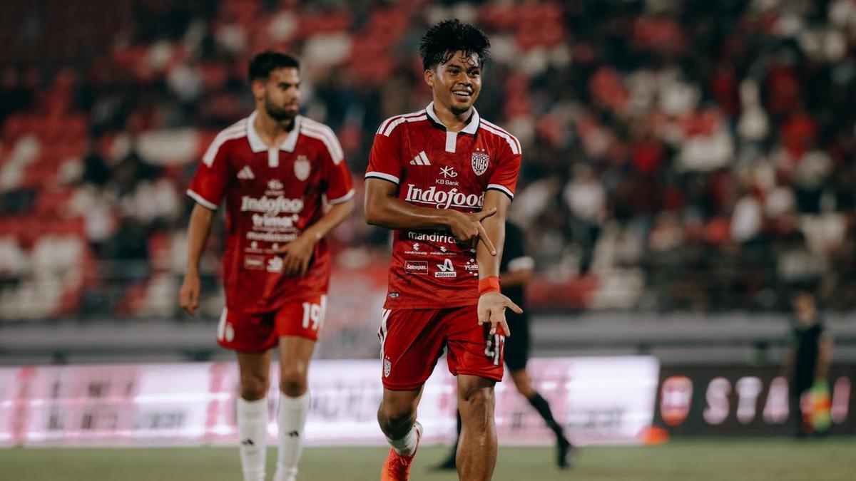 Pemain Bali United mengenakan jersey merah melakukan selebrasi di lapangan dalam pertandingan melawan Sabah FC