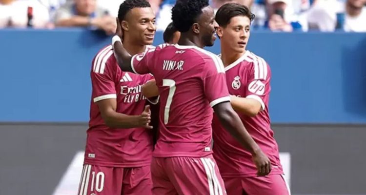 Selebrasi pemain Real Madrid setelah Kylian Mbappe membobol gawang Schalke 04 dalam kemenangan 3-0.