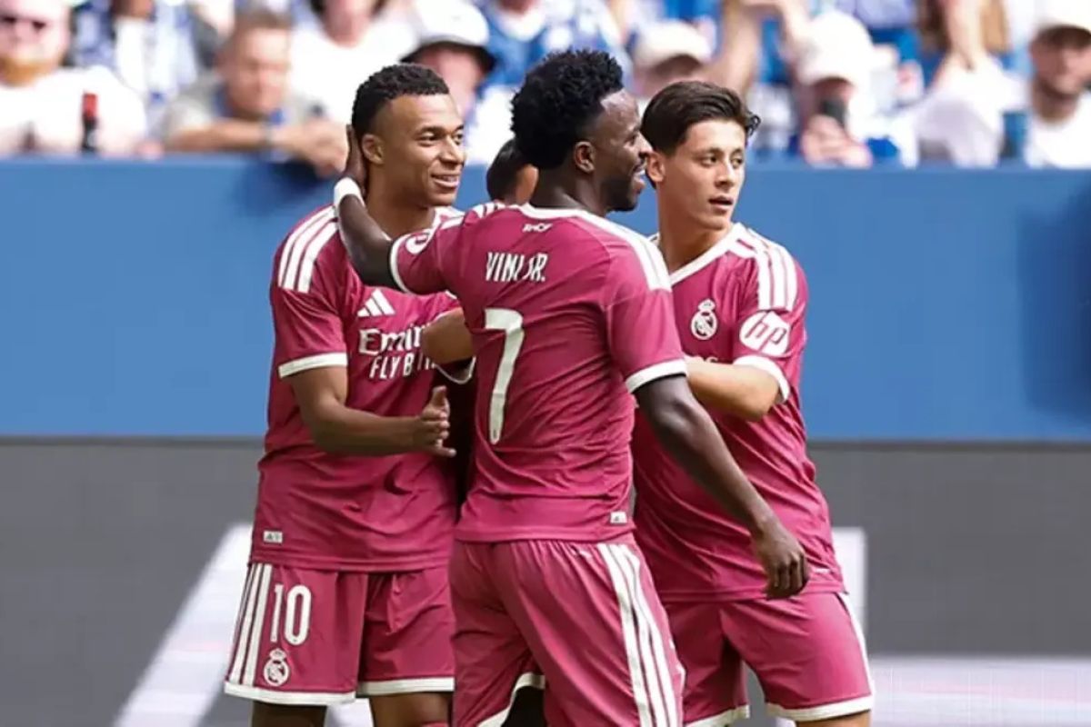 Selebrasi pemain Real Madrid setelah Kylian Mbappe membobol gawang Schalke 04 dalam kemenangan 3-0.