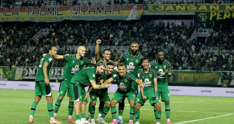 Para pemain Persebaya Surabaya merayakan selebrasi kemenangan usai mengalahkan Port FC dengan skor 2-1 di Piala Presiden.