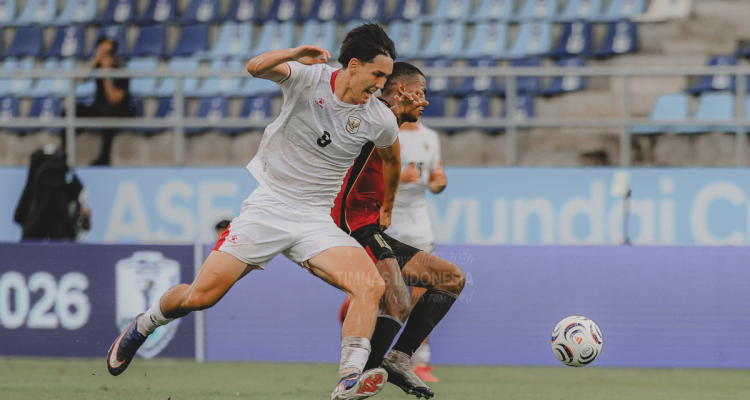 hasil-akhir-timor-leste-vs-timnas-indonesia-3-0.webp Pemain Timnas Indonesia berebut bola dengan pemain Timor Leste dalam laga yang dimenangkan Garuda 3-0.