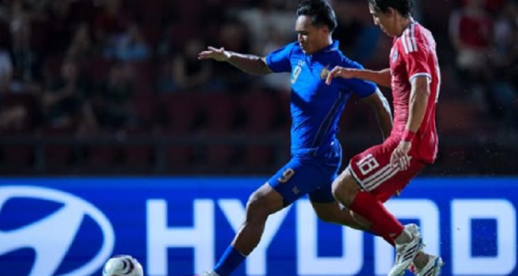 timnas-thailand-v-singapura-aff-2026-aksi-no-9.webp Striker Timnas Thailand, Teerasil Dangda (No. 9), berusaha melewati hadangan bek Singapura dalam pertandingan semifinal leg kedua Piala AFF 2026. Meski kalah tipis, Thailand berhasil mengunci tiket ke final berkat keunggulan agregat gol.