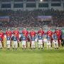 Para pemain Timnas Indonesia berdiri berjejer bersama player escort menjelang pertandingan Piala AFF 2026.