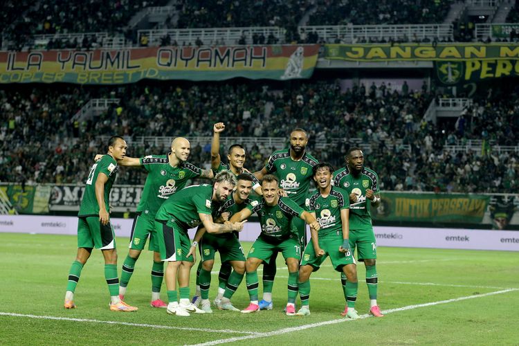 Para pemain Persebaya Surabaya merayakan selebrasi kemenangan usai mengalahkan Port FC dengan skor 2-1 di Piala Presiden.
