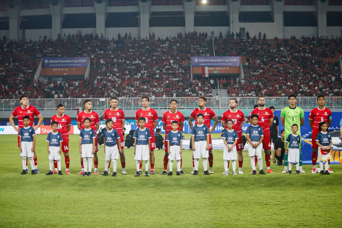 Para pemain Timnas Indonesia berdiri berjejer bersama player escort menjelang pertandingan Piala AFF 2026.