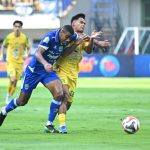 persib-vs-persebaya-final-piala-presiden-2026.webp Pemain Persib Bandung dan Persebaya Surabaya berduel memperebutkan bola di laga Final Piala Presiden.