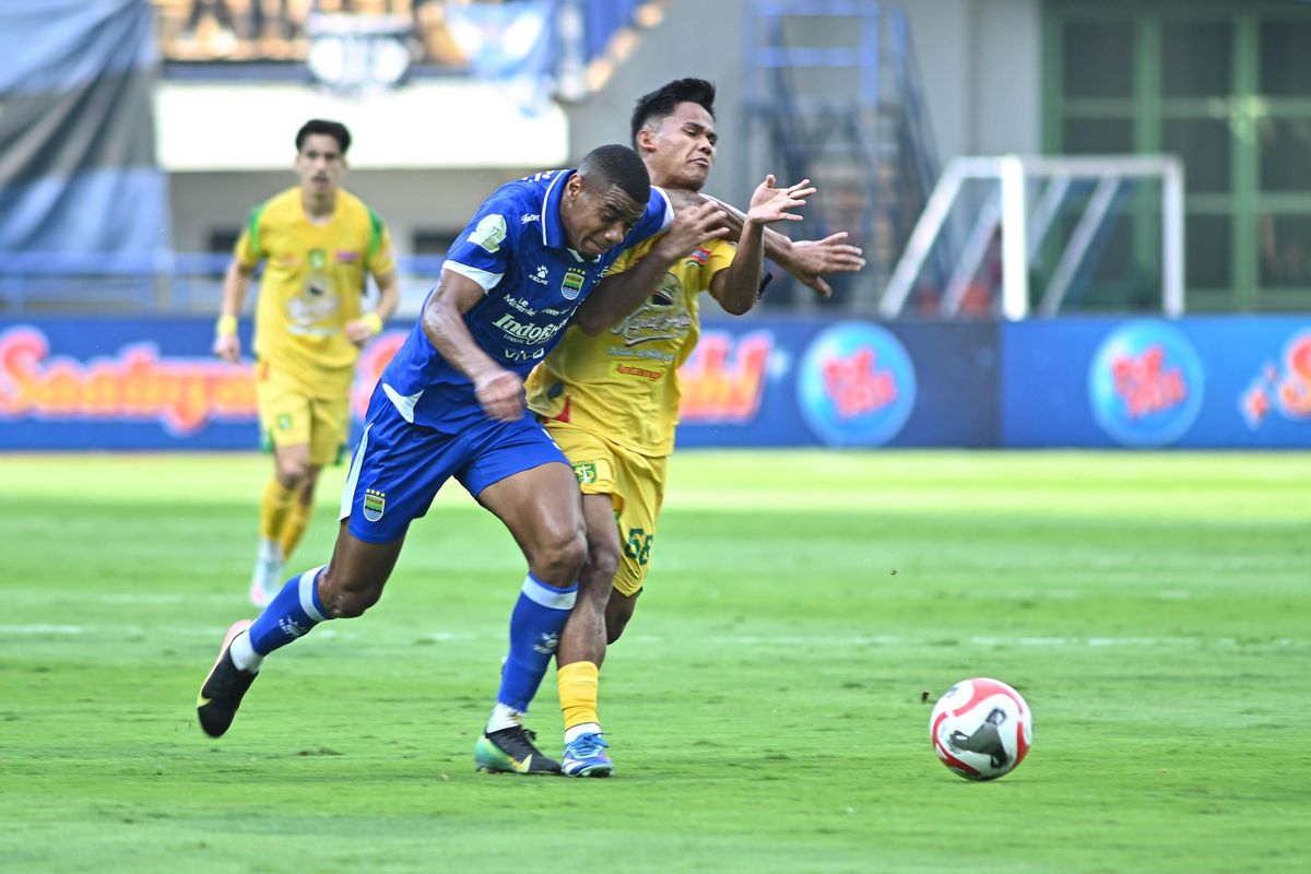 Pemain Persib Bandung dan Persebaya Surabaya berduel memperebutkan bola di laga Final Piala Presiden.
